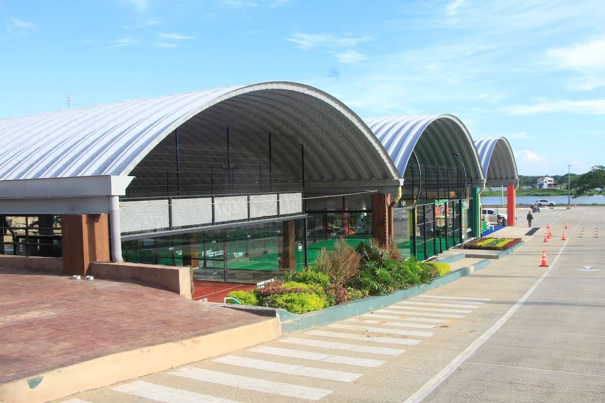 Vista de las cachas de pádel de Club deportivo Lagos de Mozambique // JULIO CASTAÑO.