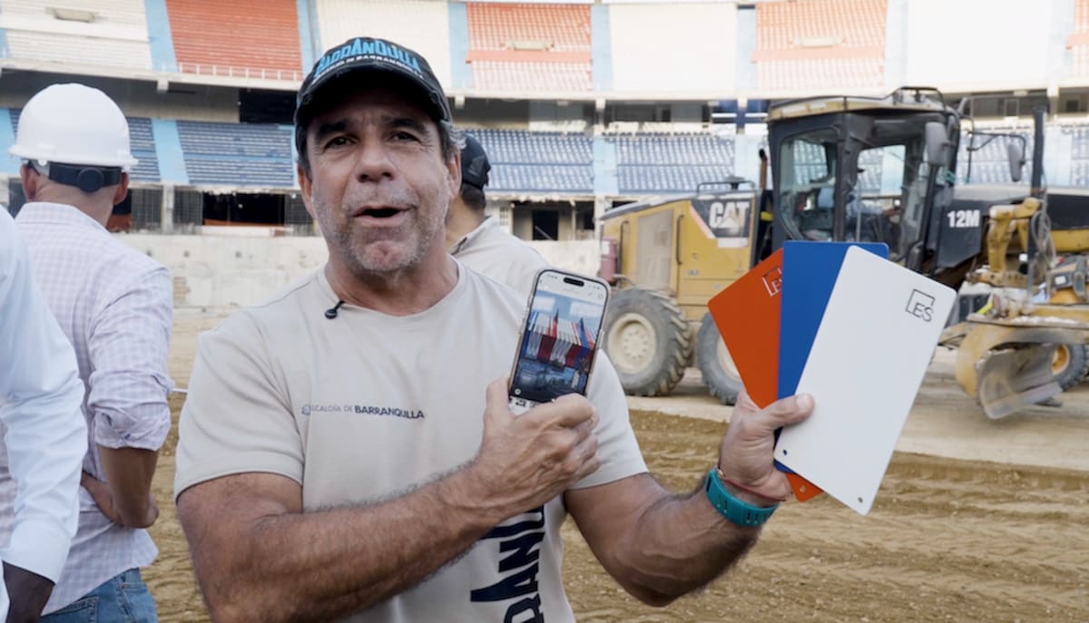 El alcalde Alejandro Char muestra las paletas de los colores externos que tendrá el Estadio Metropolitano Roberto Meléndez, luego de su remodelación.//Cortesía Alcaldia de Barranquilla.