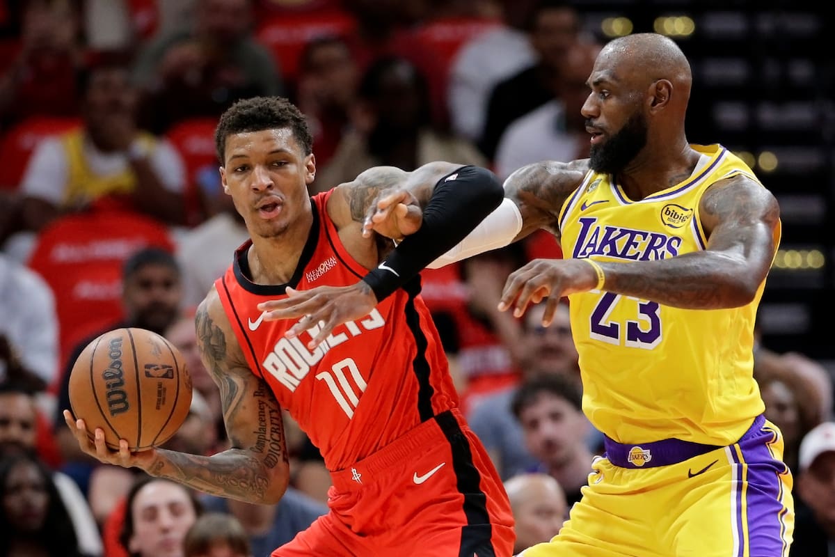 Jabari Smith Jr. (10), de los Rockets de Houston, se trenza con LeBron James (23), de los Lakers de Los Ángeles. //Foto, AP: Michael Wyke