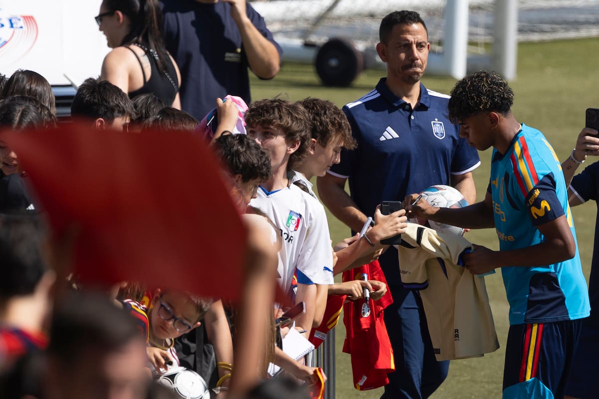 El delantero de la selección española de fútbol Lamine Yamal firma autógrafos antes del entrenamiento en la Ciudad del Fútbol en Las Rozas. //Foto, EFE: Sergio Pérez