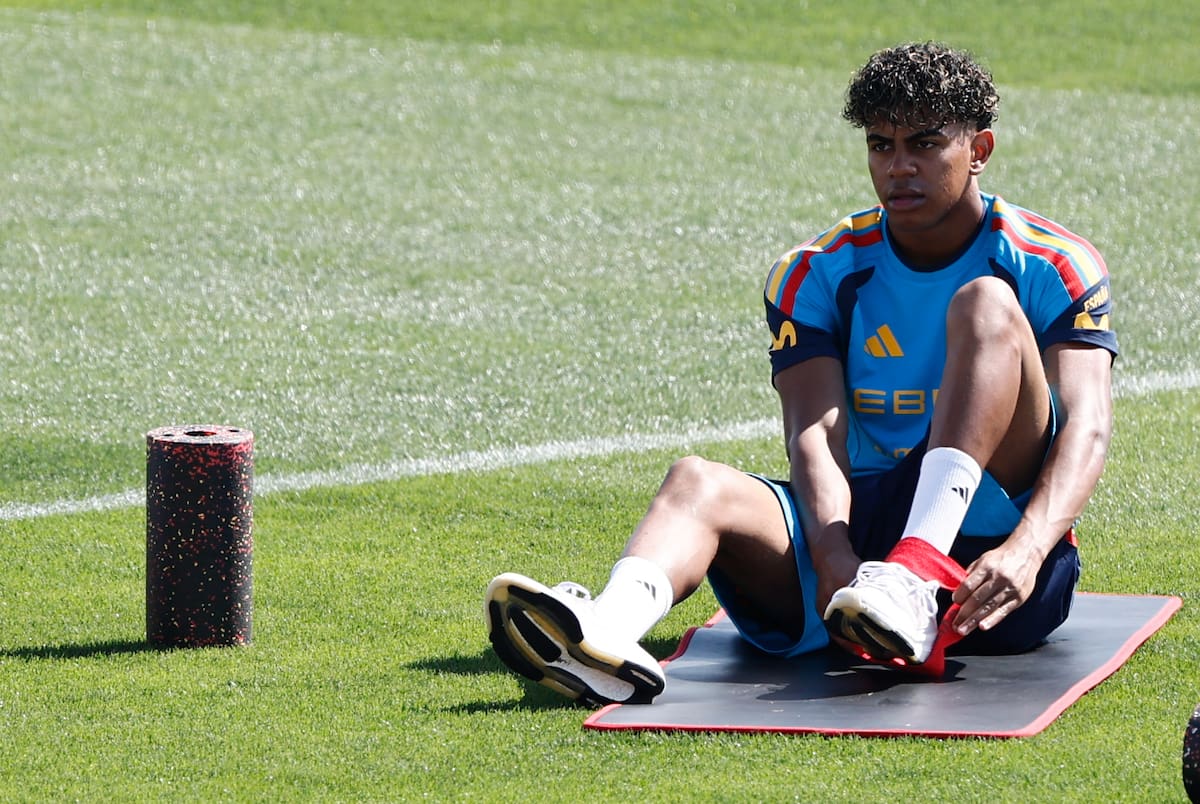 El delantero de la selección española de fútbol Lamine Yamal, durante el entrenamiento en la Ciudad del Fútbol en Las Rozas. //Foto, EFE: Sergio Pérez