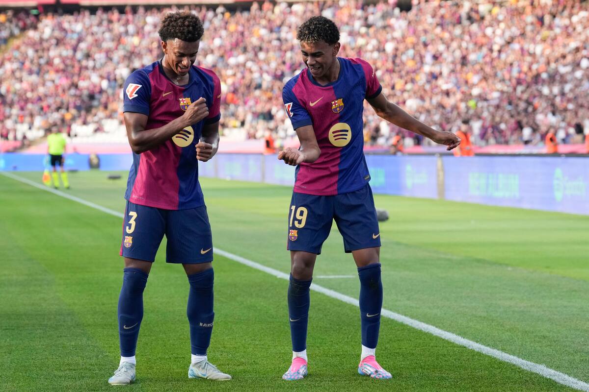 Lamine Yamal y Álex Balde celebran un gol del Barcelona al Athletic de Bilbao. // EFE/Alejandro García