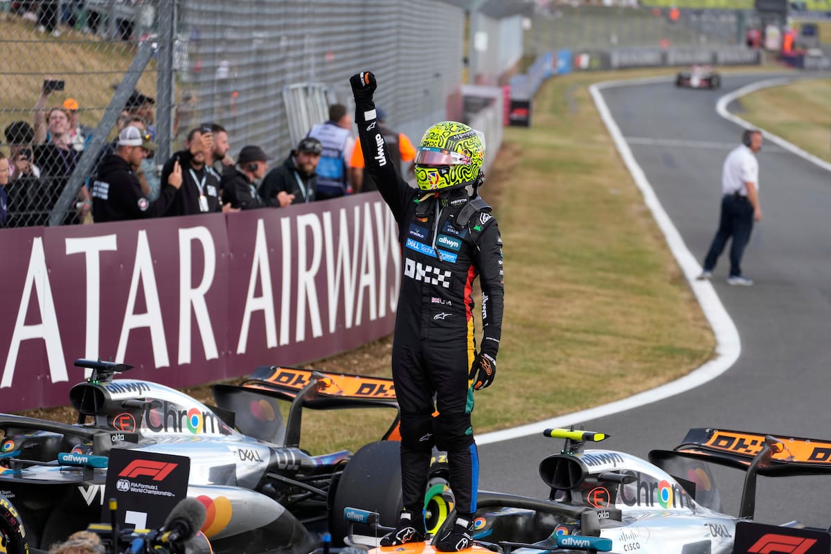 El piloto de McLaren, Lando Norris, de Gran Bretaña, celebra la victoria en la carrera del Gran Premio de Fórmula Uno de Gran Bretaña en el circuito de Silverstone. //Foto, AP: Darko Bandic
