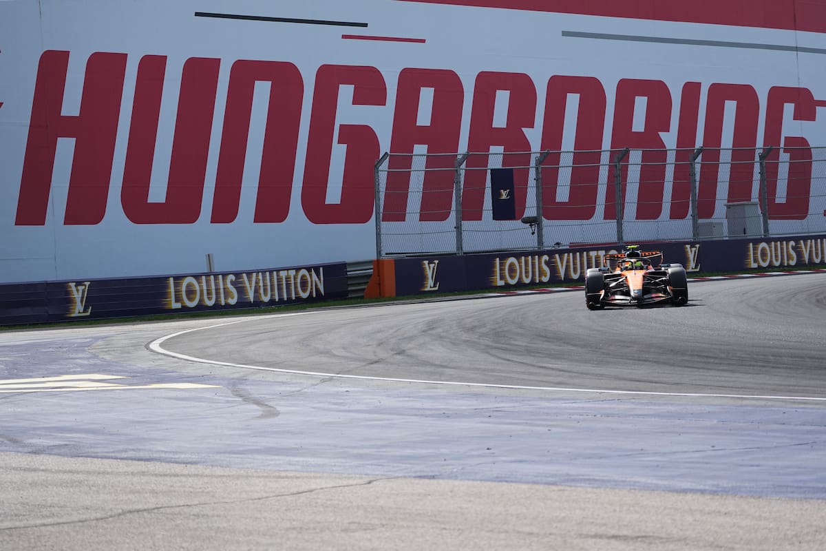 El piloto británico de McLaren, Lando Norris, conduce su monoplaza durante una sesión de clasificación previa a la carrera del Gran Premio de Hungría. //Foto, AP: Darko Vojinovic