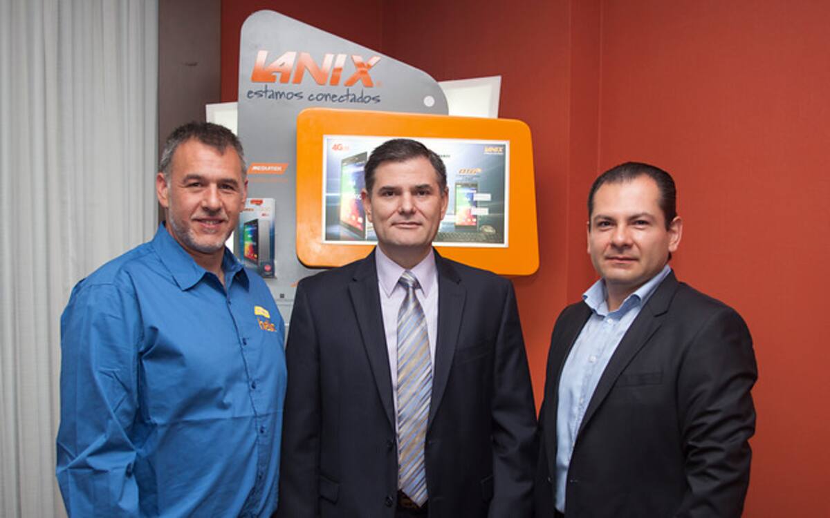 De izquierda a derecha: Amikam Yalovetzky, manager – Corporate Sales Latin America de Mediatek; Jorge Noriega, director de tecnología de Lanix; y Manuel Nieto, director de Lanix para la Región Andina. COLPRENSA
