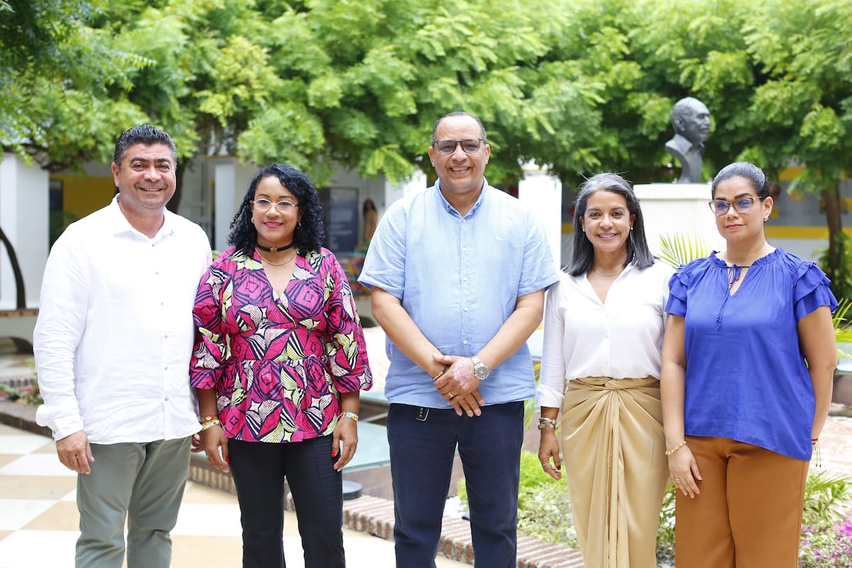 Harold Gómez, vicerrector de Investigaciones; Delly De La Rosa, compiladora; William Malkún Castillejo, rector de la Universidad de Cartagena; Berta Arnedo, vicerrectora de Extensión y Proyección Social y compiladora, y Nacira Badrán, jefa de Publicaciones de la Universidad de Cartagena.