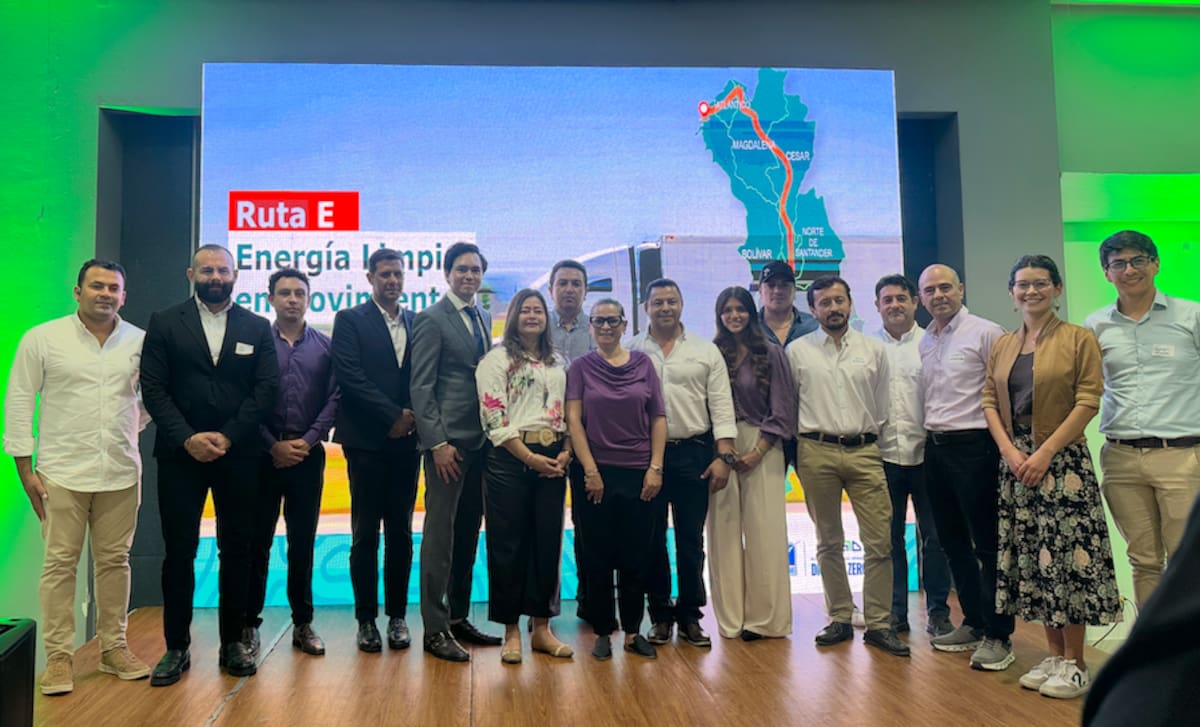 La ministra de transporte, María Fernanda Rojas, posó junto a los representes de las empresas que se han unido al proyecto de la Ruta E: Energía Limpia en Movimiento.//El Universal.