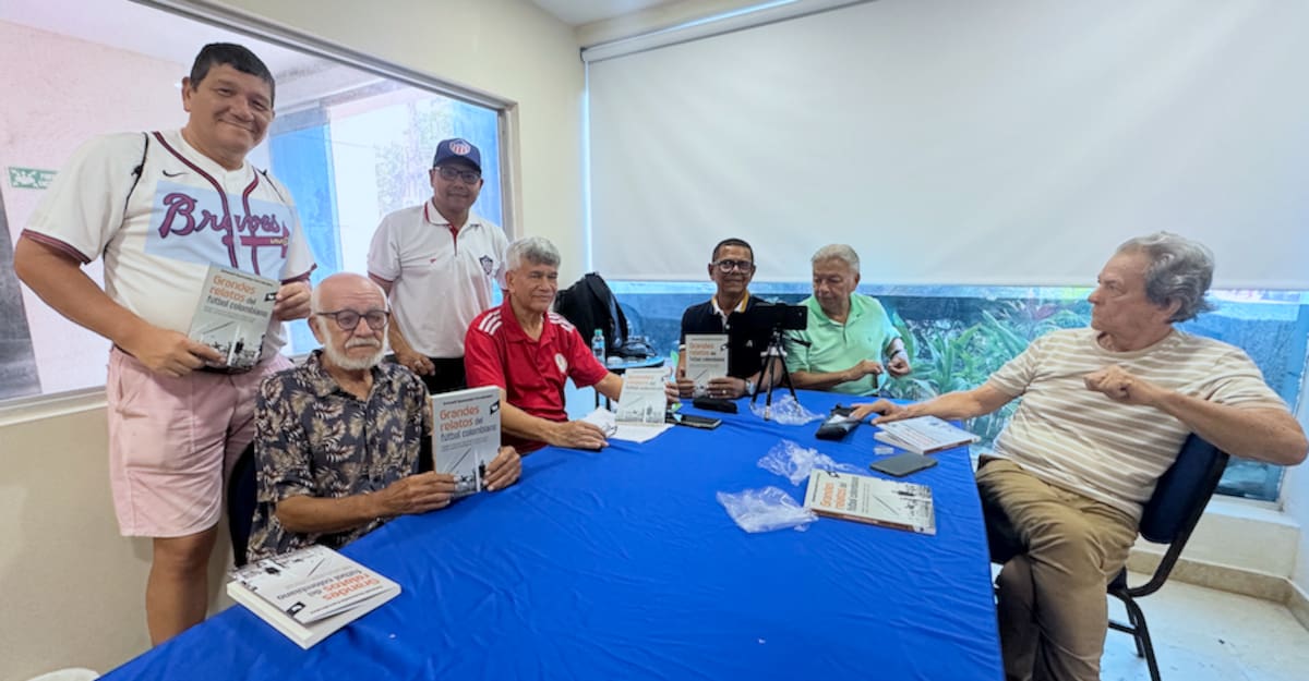 Algunos miembros de la Asociación de Periodistas Deportivos del Atlántico (Acord Atlántico), con Estewil Quesada Fernández.//El Universal.