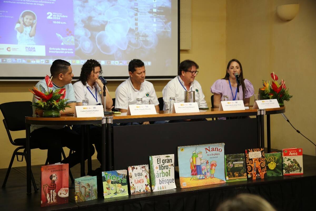 De izquierda a derecha: Carlos Guardela, productor de música y sonido; Kathy
Velandia, asesora científica; Jorge Naizir, actor principal; Juan Felipe Restrepo, asesor de conocimiento; y Celine Guerne, directora. // Cortesía