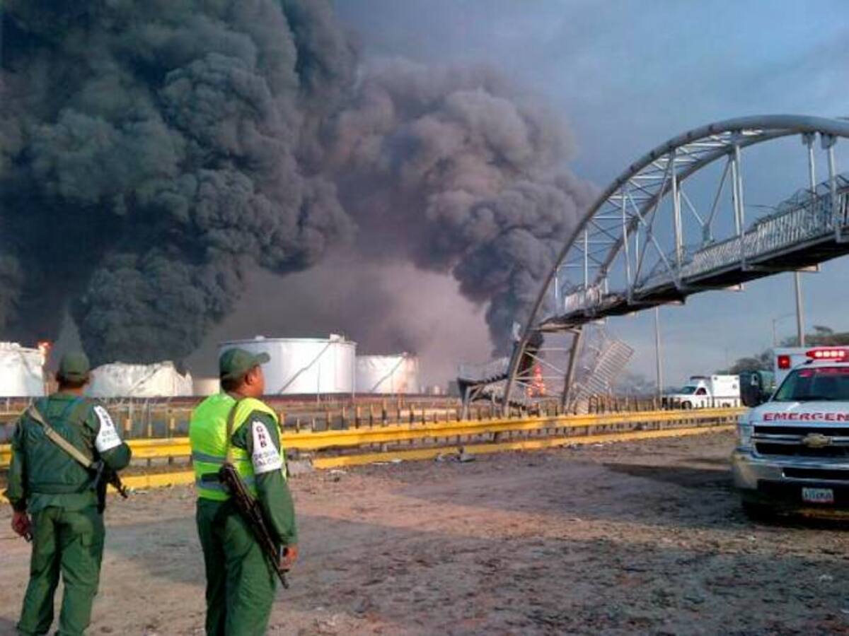 La mayoría de muertos son guardias encargados de la custodia de la refinería. AP