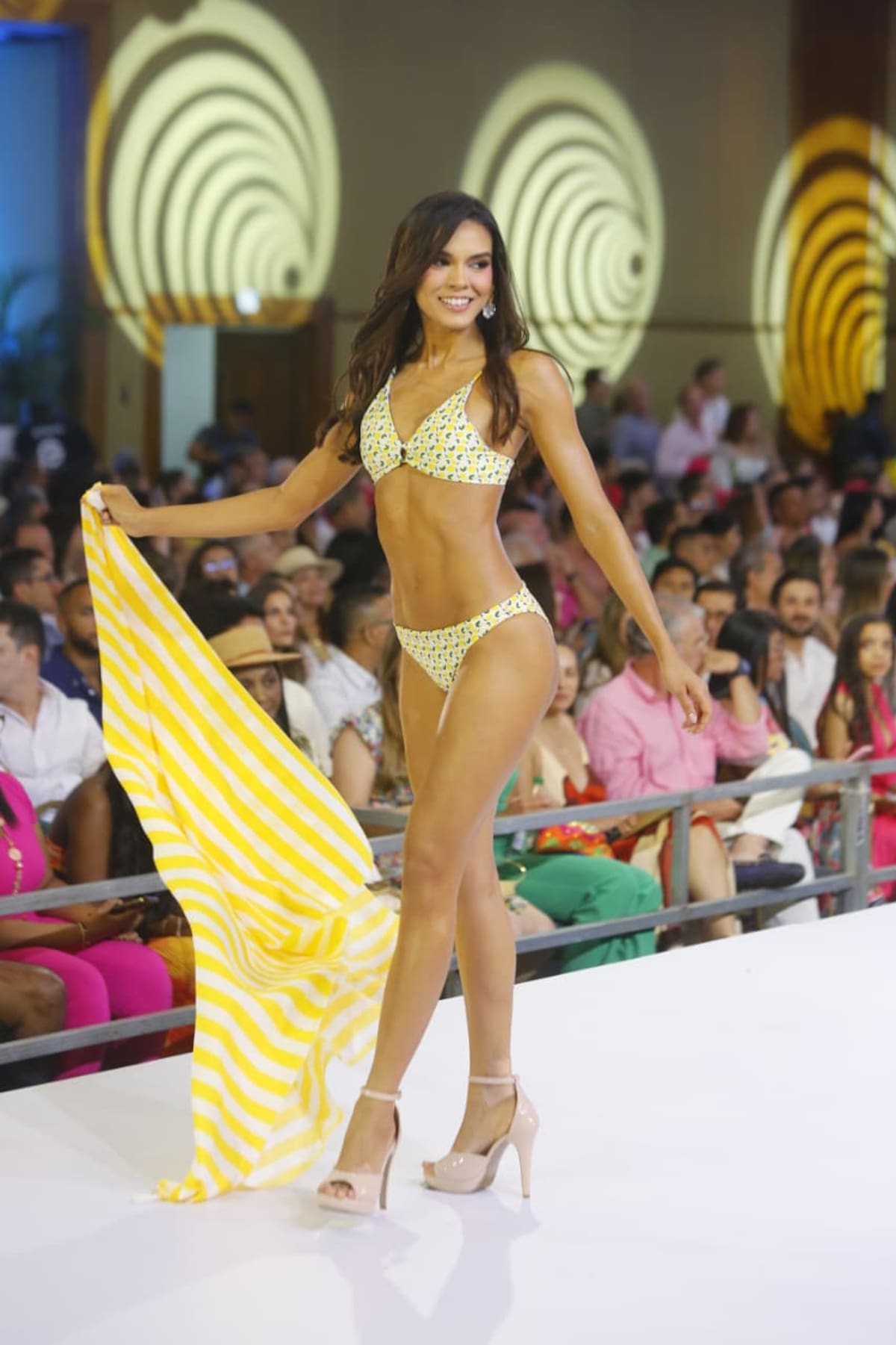 Las candidatas del CNB mostraron sus figuras en el desfile en traje de baño. // Luís Herrán