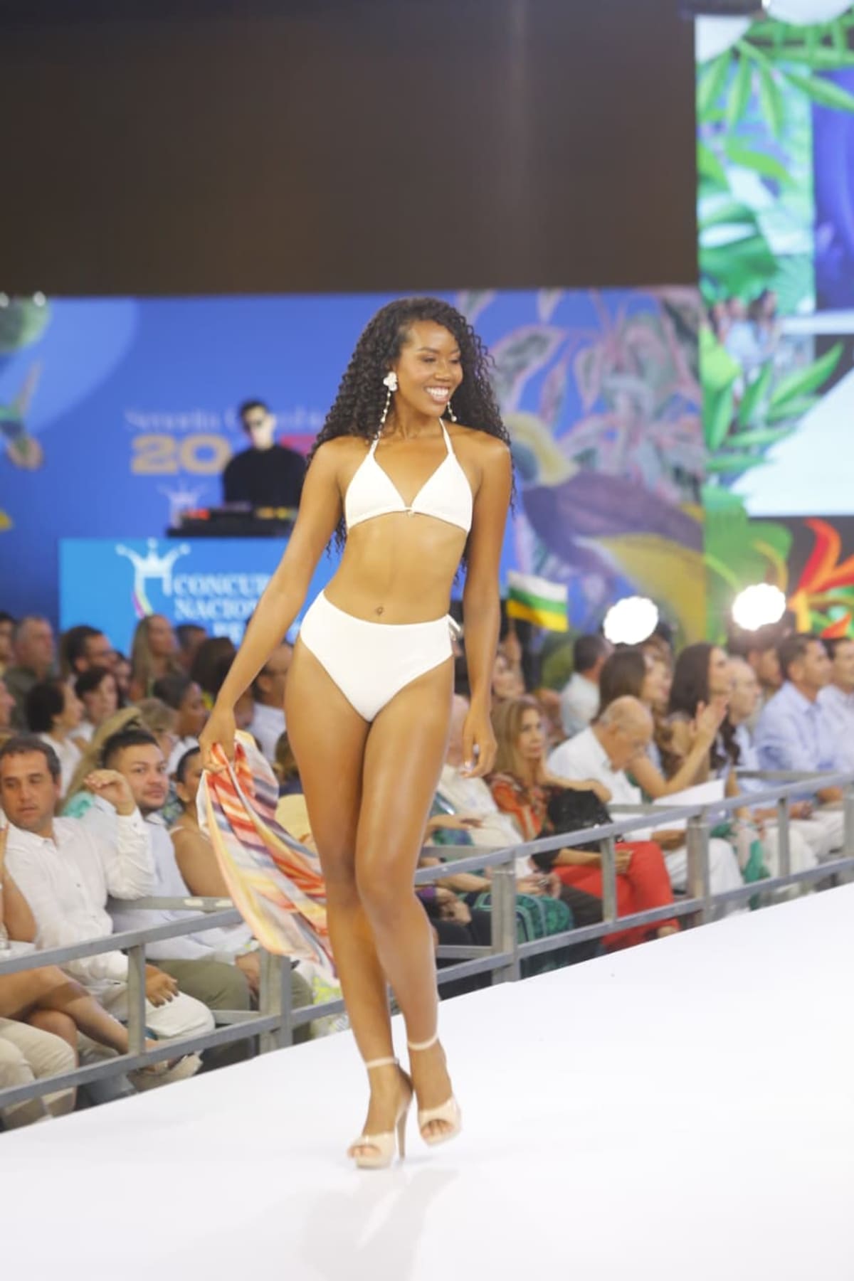 Las candidatas del CNB mostraron sus figuras en el desfile en traje de baño. // Luís Herrán