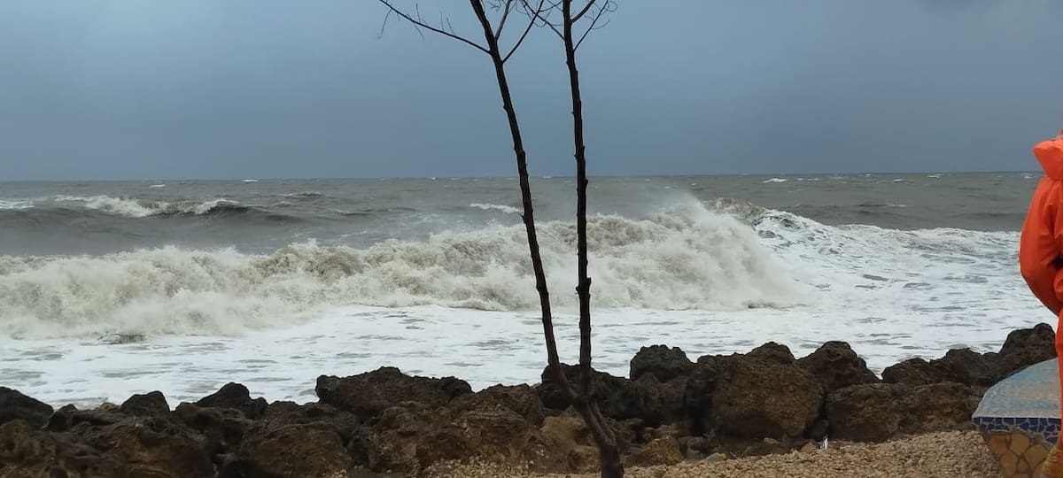 Las condiciones meteomarinas adversas mantienen la bandera roja en las playas de Cartagena. // Foto: Óscar Díaz - El Universal