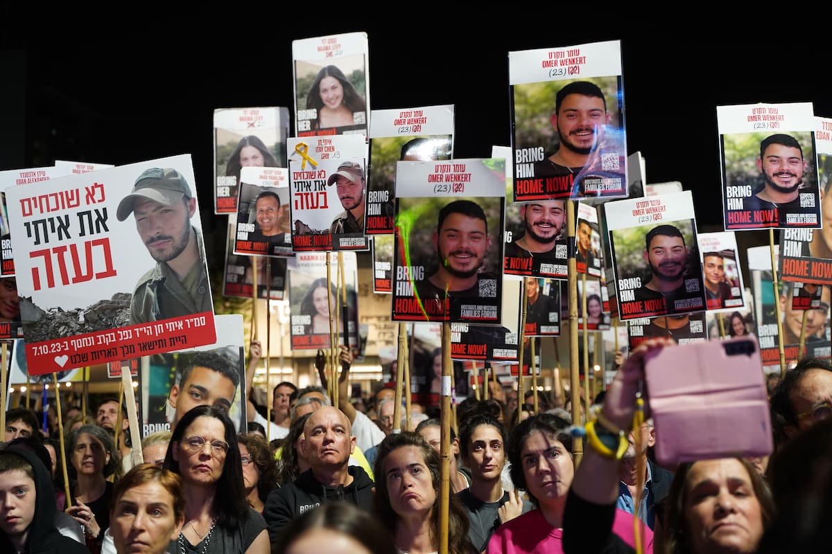 Familiares de los rehenes piden la liberación de sus seres queridos. //EFE