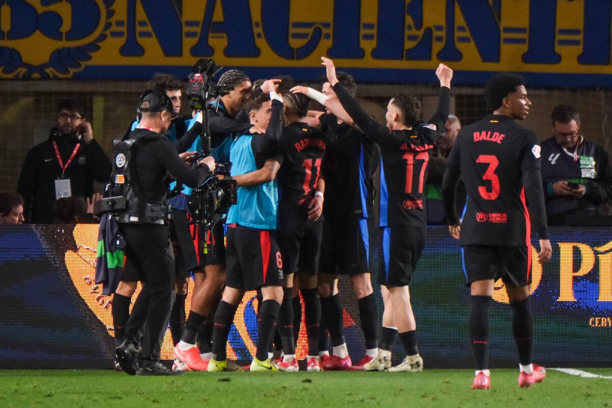 Las Palmas de Gran Canaria, 22/02/2025.- Los jugadores del FC Barcelona celebran el segundo gol de su equipo durante el encuentro correspondiente a la jornada 25 de Laliga EA Sports que han disputado hoy sábado frente a la UD Las Palmas en el estadio de Gran Canaria. EFE / Angel Medina G.