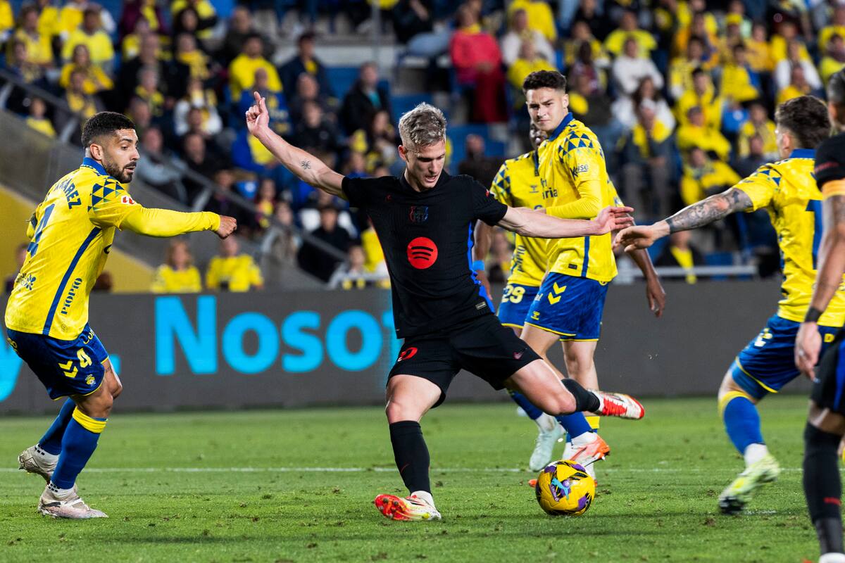 Las Palmas de Gran Canaria, 22/02/2025.- El centrocampista del FC Barcelona Dani Olmo (c) realiza un disparo durante el encuentro correspondiente a la jornada 25 de Laliga EA Sports que disputan hoy sábado en el estadio de Gran Canaria. EFE / Quique Curbelo