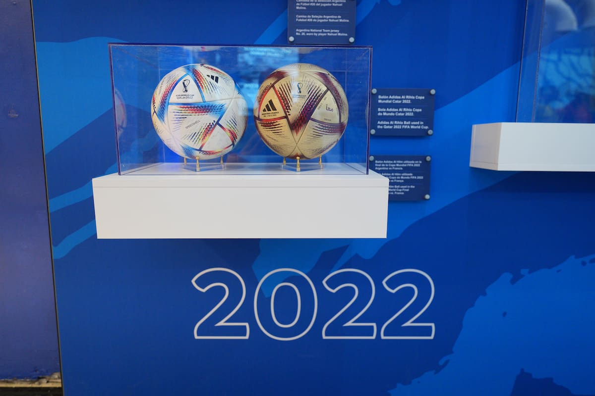 AME5965. MIAMI (ESTADOS UNIDOS), 30/06/2026.- Fotografía del 16 de junio de 2026 que muestra balones en una exposición de la Conmebol que reivindica los diez títulos de las selecciones sudamericanas en los Mundiales de Fútbol, en Miami (EE.UU.). EFE/ Alberto Boal