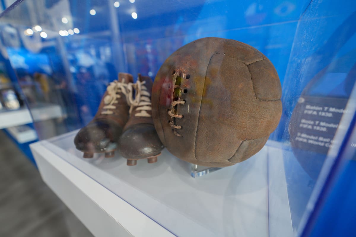 AME5965. MIAMI (ESTADOS UNIDOS), 30/06/2026.- Fotografía del 16 de junio de 2026 que muestra botines y un balón en una exposición de la Conmebol que reivindica los diez títulos de las selecciones sudamericanas en los Mundiales de Fútbol, en Miami (EE.UU.). EFE/ Alberto Boal