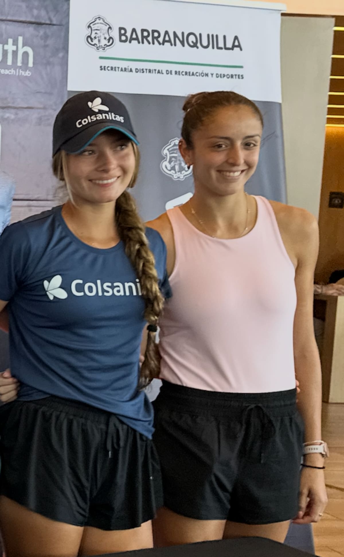 Las tenistas Emanuela Lares, de Colombia, y Jazmín Ortenzi, de Argentina, durante la presentación del torneo Kía Open W125 Barranquilla 2026.//El Universal.