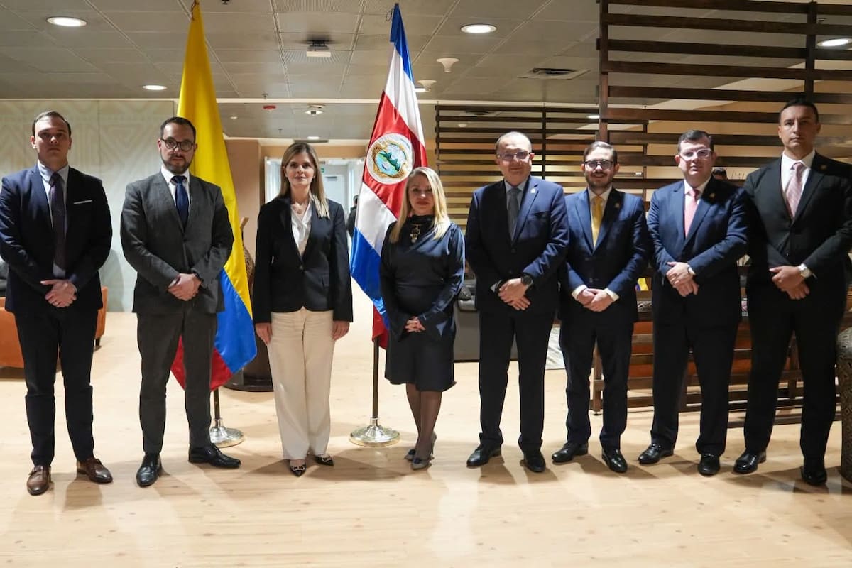 Presidenta de Costa Rica ya está en Colombia para reunirse con De la Espriella
