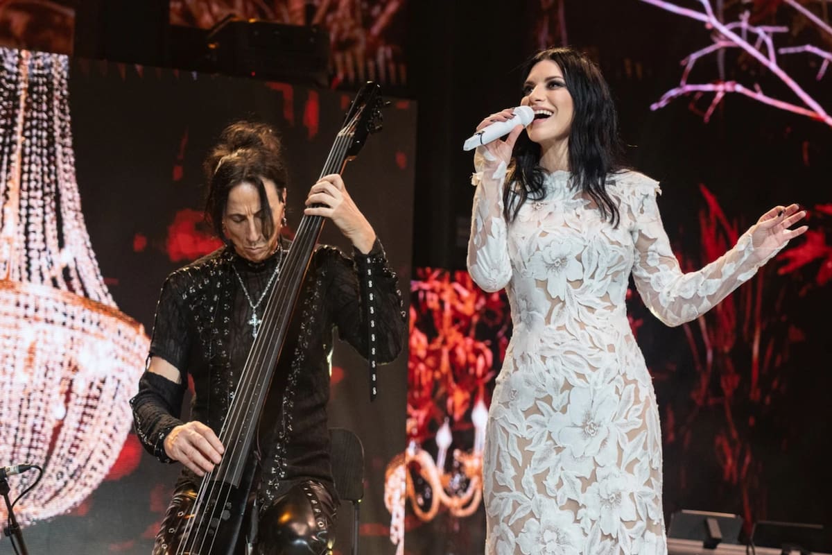 En video: Laura Pausini detiene su concierto por un fan que bostezaba