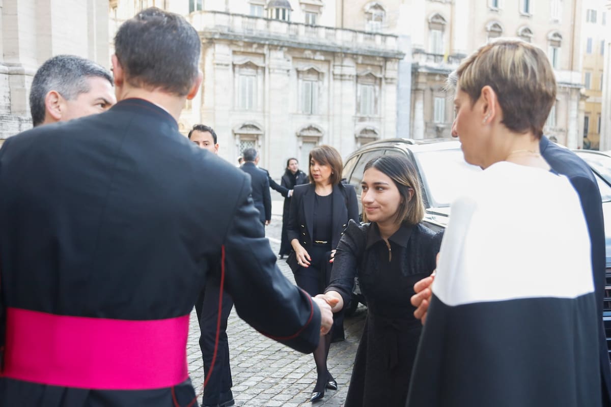 Laura Sarabia y Verónica Alcocer representaron a Colombia en el último adiós al papa Francisco. / Cancillería de Colombia