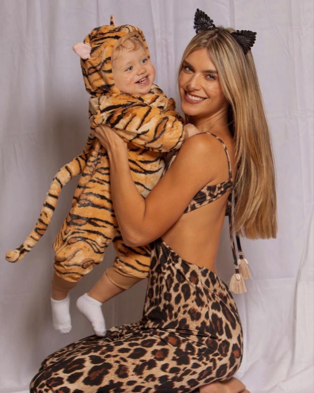 Laura Tobón junto a su hijo disfrazados en Halloween 2023. //Foto: Instagram