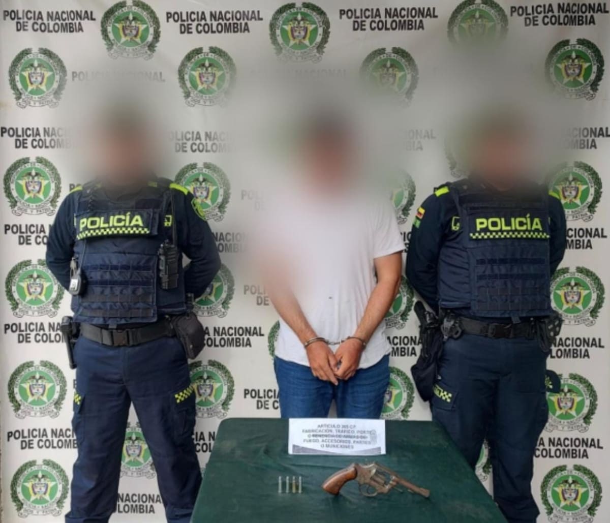 Le hallaron un objeto peligroso a ‘Jhonny’ en pleno control policial en el sur de Bolívar. // Foto: Policía de Bolívar