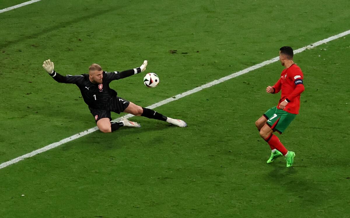 El portero Jindrich Stanek de la República Checa salva a Cristiano Ronaldo de Portugal durante el partido del grupo F de la UEFA EURO 2024 entre Portugal y la República Checa, en Leipzig, Alemania. //EFE