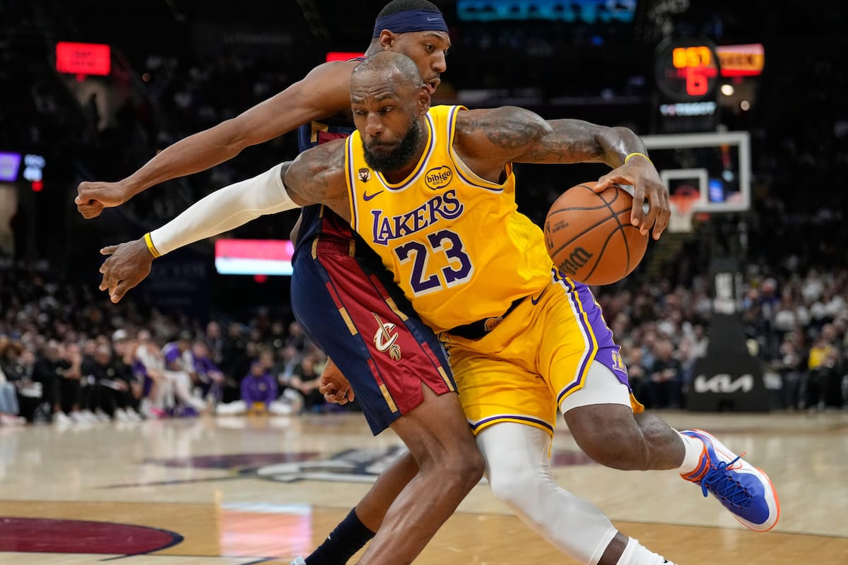 Lebron James estuvo presente en la derrota de Los Ángeles Lakers por la NBA. //Foto, AP: Sue Ogrocki