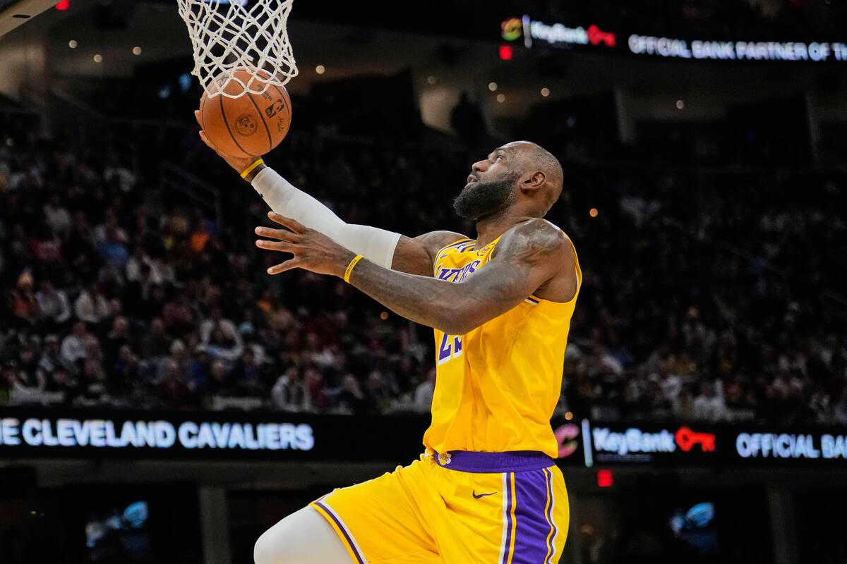 LeBron James, de los Lakers de Los Ángeles, encesta en el partido ante los Cavaliers de Cleveland. //Foto, AP: Sue Ogrocki