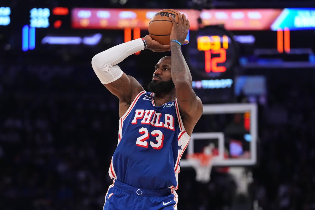 Video: LeBron James se encaró con aficionados y debutó con los 76ers en NBA