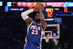 Video: LeBron James se encaró con aficionados y debutó con los 76ers en NBA