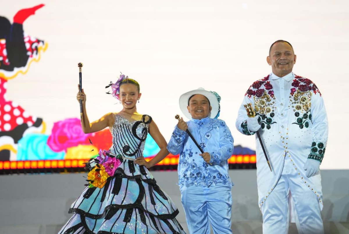 Los reyes del Carnaval de los Niños Sharon Acosta y Josua Ortiz, y el Rey Momo, Adolfo Maury Cabrera, estuvieron presentes en la Lectura del bando Carnaval de Barranquilla 2026.//Cortesía Carnaval de Barranquilla.