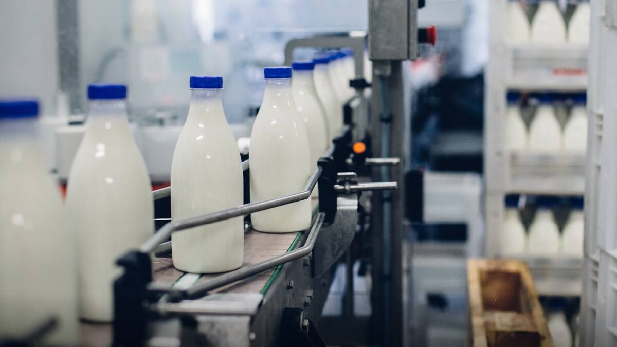 Controversia por el uso en la industria láctea
Algunas empresas han sido sancionadas por adicionar lactosuero en la leche líquida, ya que esto puede afectar la calidad del producto y su valor nutricional, al tiempo que genera competencia desleal en el mercado.