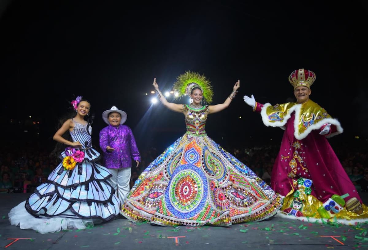 Los reyes del Carnaval de los Niños Sharon Acosta y Josua Ortiz,; la reina Michelle Char Fernández y el Rey Momo, Adolfo Maury Cabrera, durante la Lectura del bando Carnaval de Barranquilla 2026.//Cortesía Carnaval de Barranquilla.