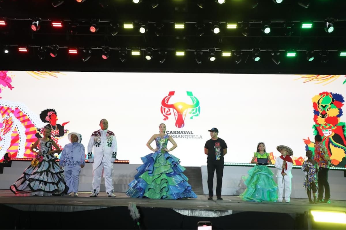 Momento en el cual el alcalde de Barranquilla hace entrega simbólica de las llaves de la ciudad a l reina del Carnaval de Barranquilla 2026, Michelle Char Fernández.//Cortesía Carnaval de Barranquilla.