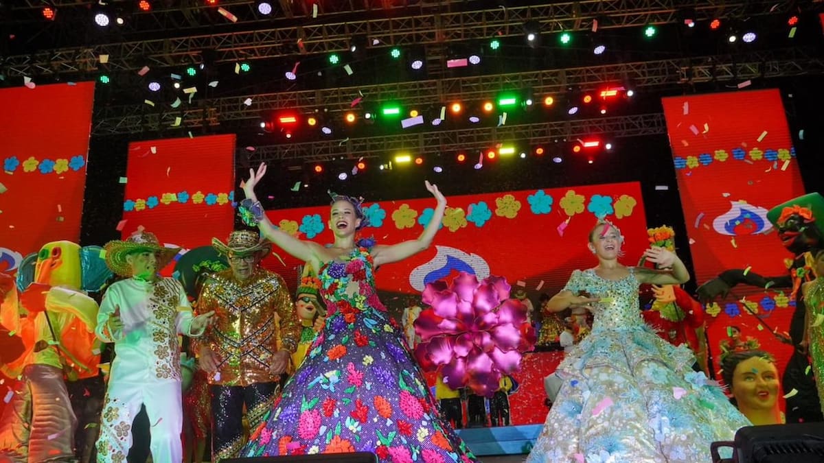 La reina del Carnaval de Barranquilla, Tatiana Angulo Fernandez De Castro, durante la lectura del bando en el estadio Romelio Martínez.//Cortesía.