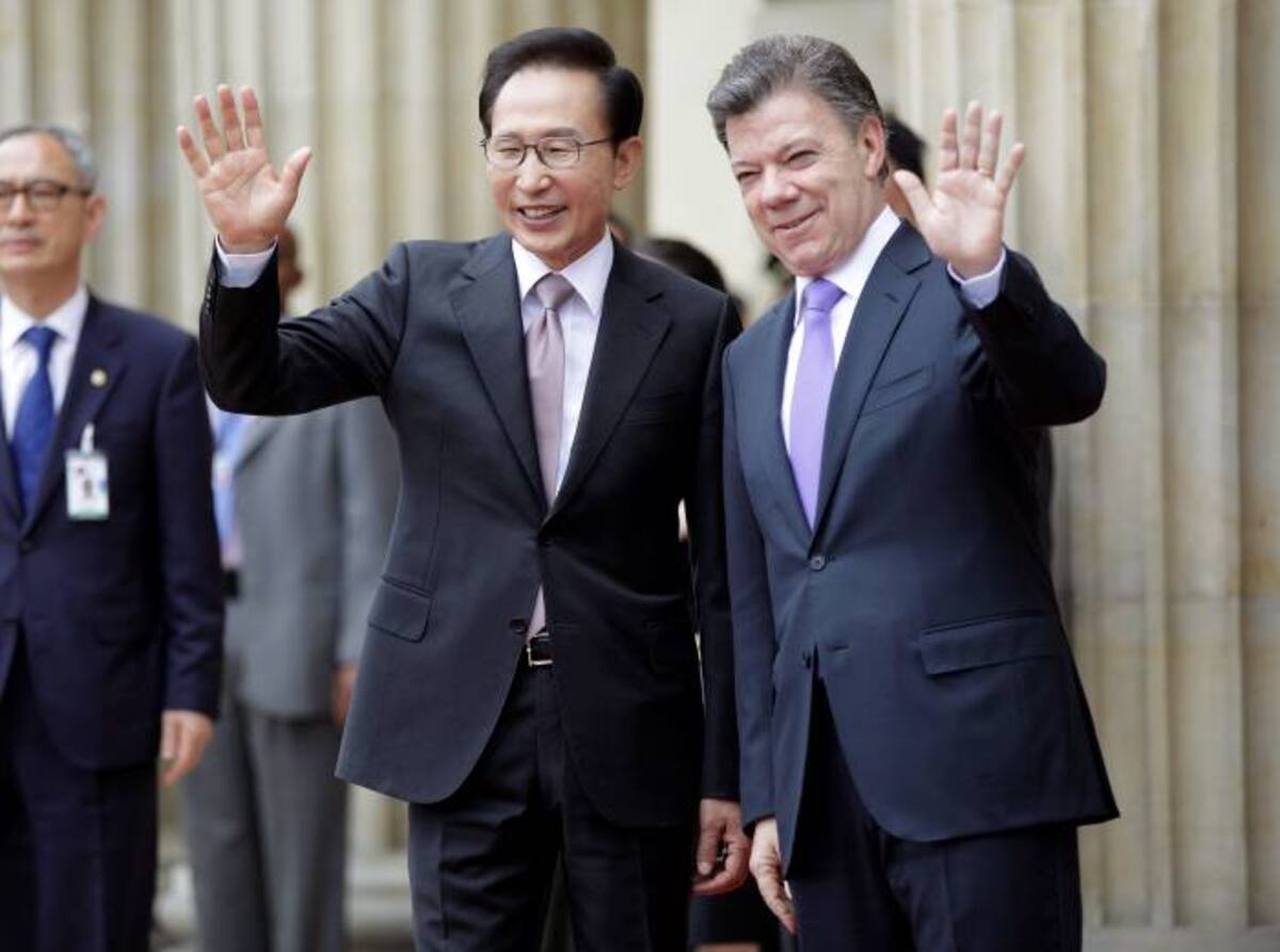 Los presidentes Lee Myung-bak y Juan Manuel Santos, saludando a la prensa. AP Fernando Vergara