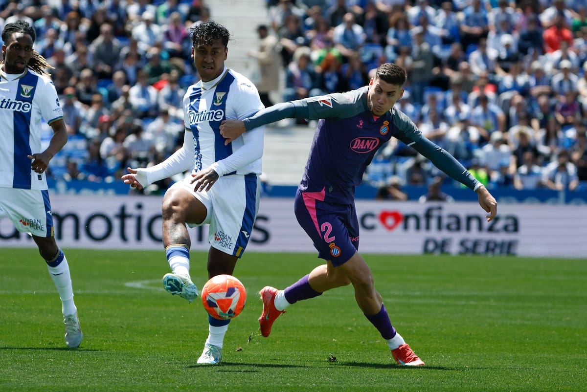 El defensa del Leganés Renato Tapia controla la pelota ante Roberto Fernández, del Espanyol, durante el partido de Liga disputado en el estadio de Butarque, en Leganés. //EFE