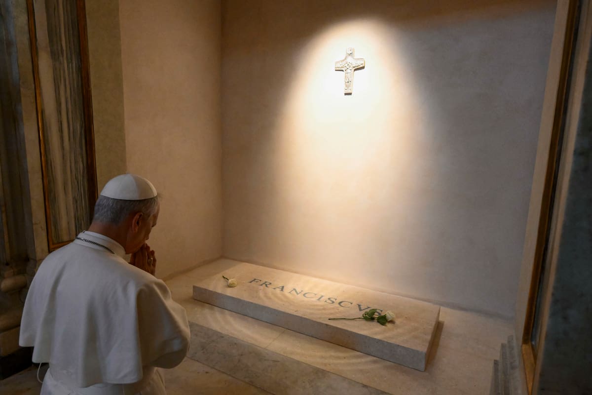 El papa León XIV acudió este sábado a rezar ante la tumba de Francisco, su antecesor, poco después de visitar por sorpresa el santuario agustino de la Virgen del Buen Consejo en Genazzano, en las afueras de Roma, en su primera salida desde fue elegido tras dos días de cónclave. EFE / VANGUARDIA