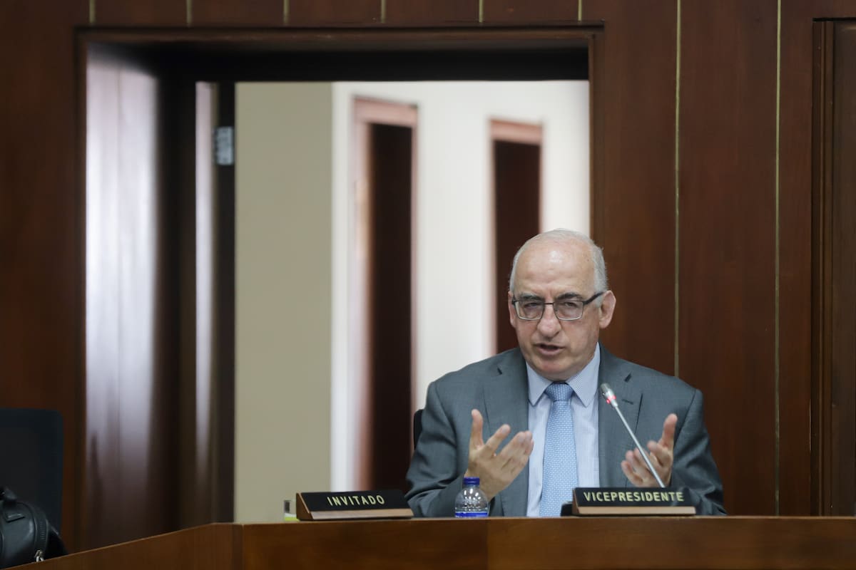 El gerente del Banco de la República Leonardo Villar Gómez, durante un debate de control político en la Comisión III del Senado de la República. // Colprensa.