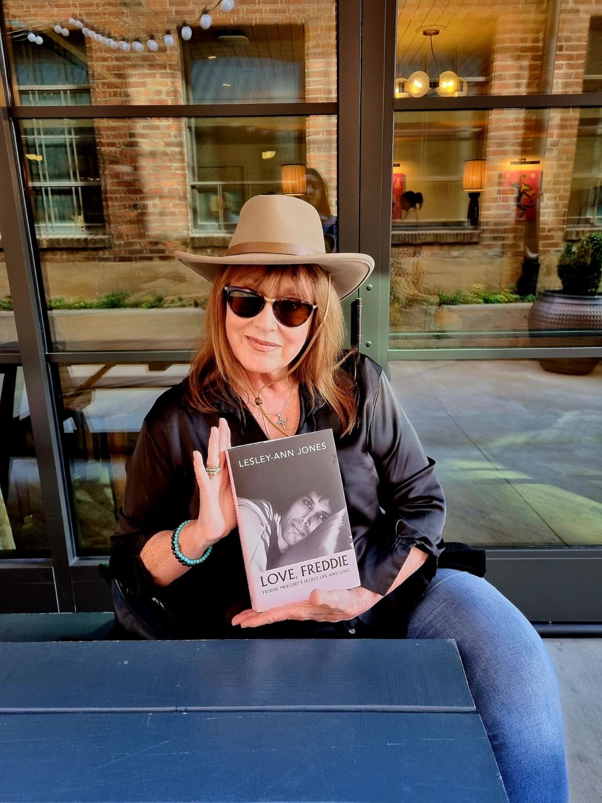 Lesley-Ann Jones autora del libro "Love, Freddie". // foto tomada de X @LAJwriter