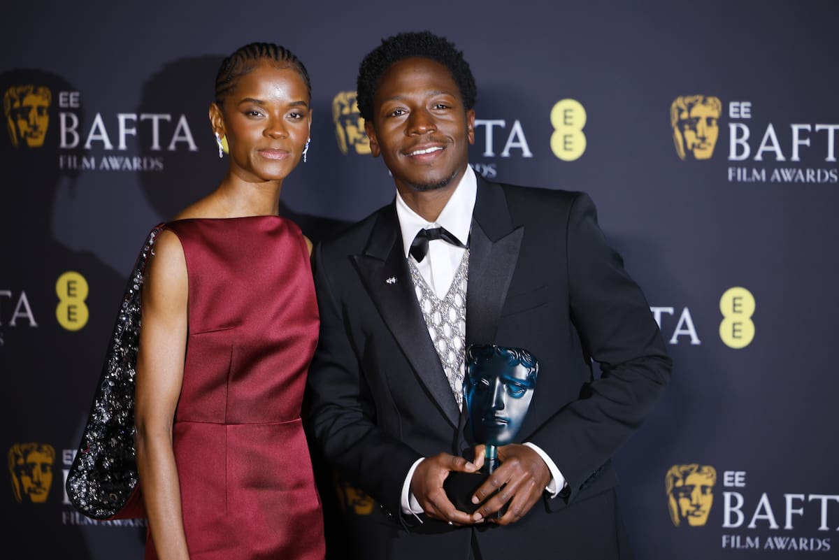La actriz guyanesa-británica Letitia Wright (izq.) y el actor británico David Jonsson posan en la sala de prensa después de ganar el premio EE Rising Star durante los premios de cine BAFTA. //EFE