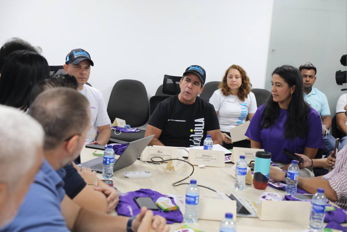 El alcalde Alejandro Char Chaljub y los gremios donde les anunció el decreto que levanta el pico y placa para taxistas en Barranquilla.//Cortesía.