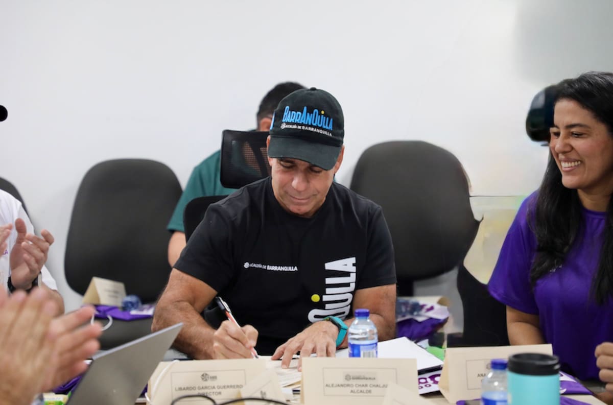 El alcalde Alejandro Char Chaljub firmó el decreto que levanta el pico y placa para taxistas en Barranquilla.//Cortesía.