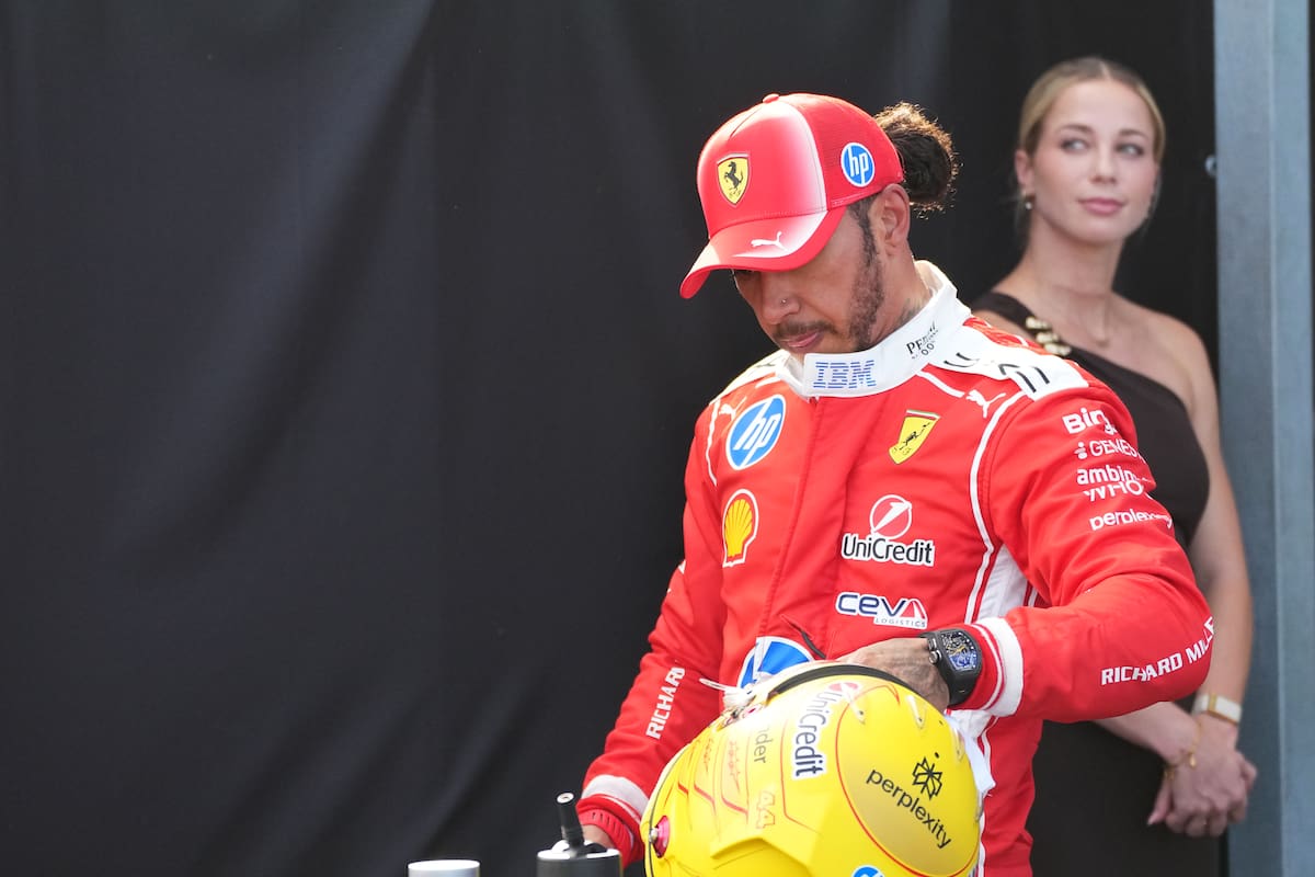 El piloto británico de Ferrari, Lewis Hamilton, camina tras la sesión de clasificación previa a la carrera de Fórmula 1 del Gran Premio de Hungría. //Foto, AP: Darko Vojinovic