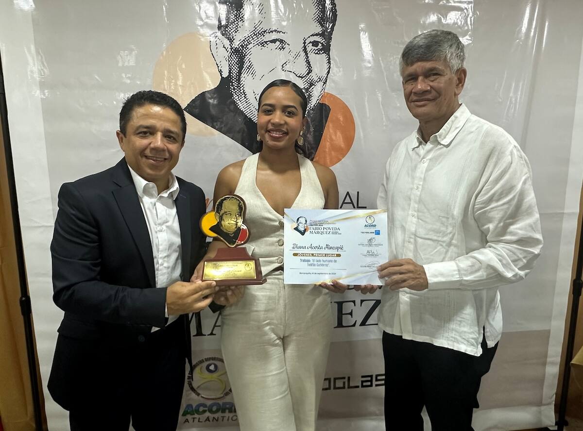 Lía Miranda, de El Universal, junto a Fabio Poveda Ruiz y Estewil Quesada, recibiendo el premio ganado por Diana Acosta, con su entrevista "El lado humano de Teófilo Gutiérrez", publicada en el portal de El Universal.com.co