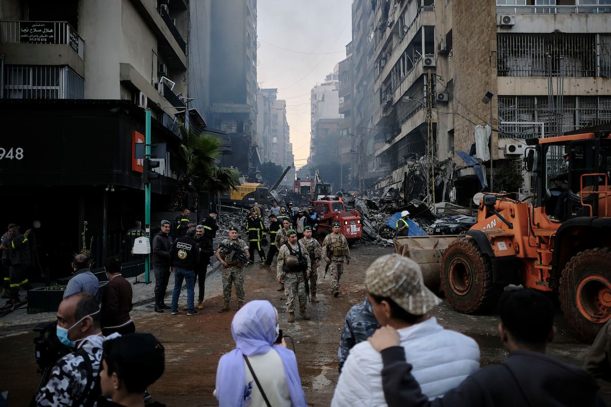 Equipos de rescate trabajan el barrio beirutí de Mazraa, en uno de los múltiples bombardeos israelíes que han azotado Líbano. //EFE - Edgar Gutiérrez.