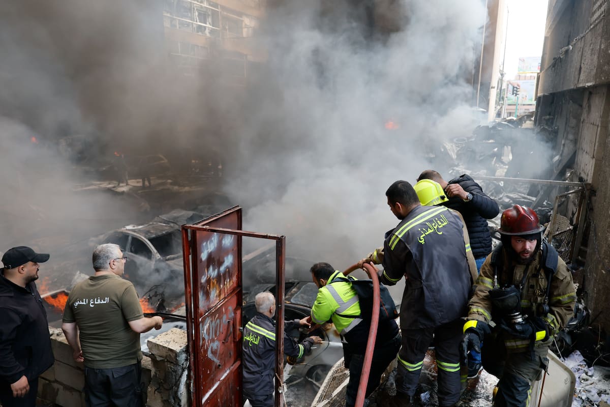 Bomberos en el lugar de un ataque aéreo israelí en el barrio de Corniche el-Mazraa, en Beirut, Líbano. //EFE - WAEL HAMZEH.